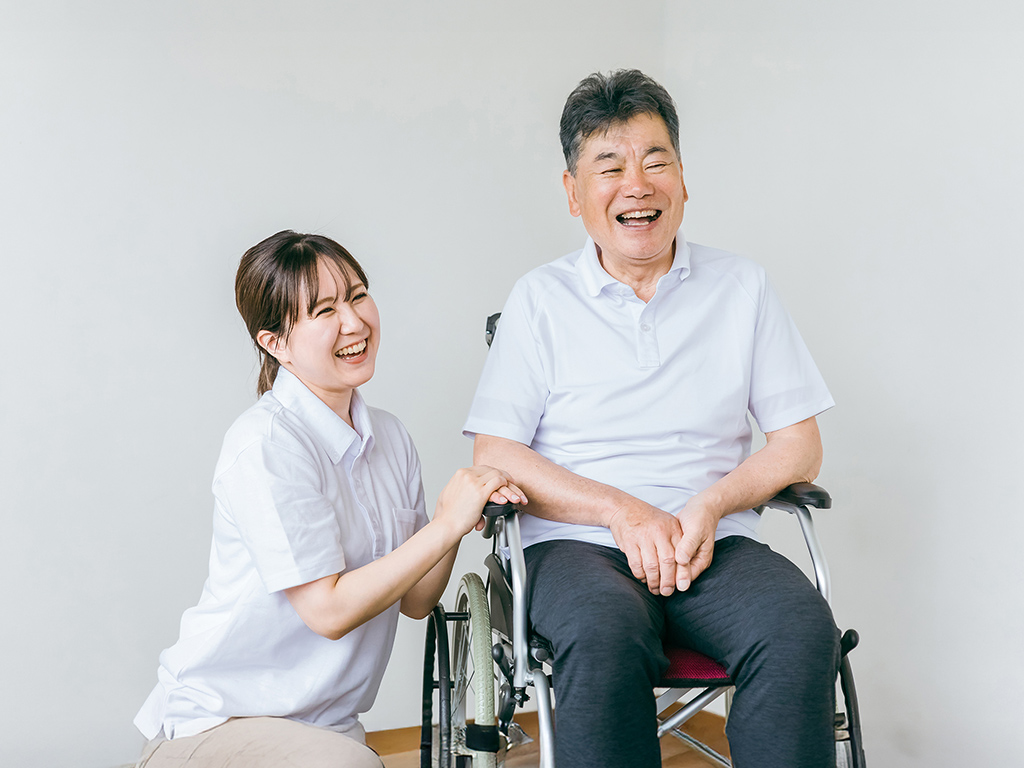 笑顔で寄り添う看護スタッフとご利用者さま