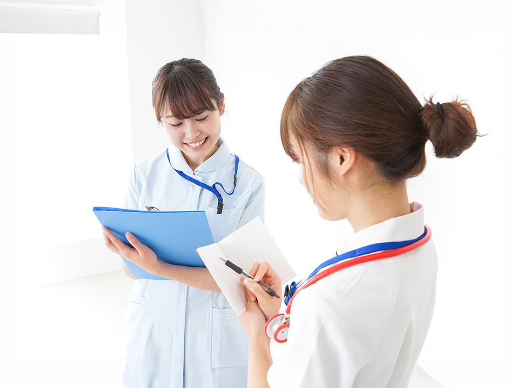 記録を確認し合う看護スタッフ